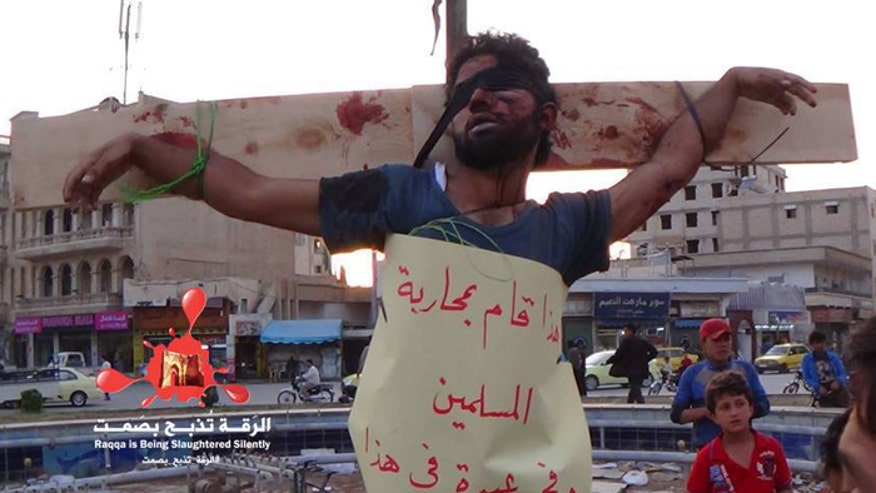 U Siriji islamisti razapeli ''neprijatelje'' na križ!  Crucifixion2