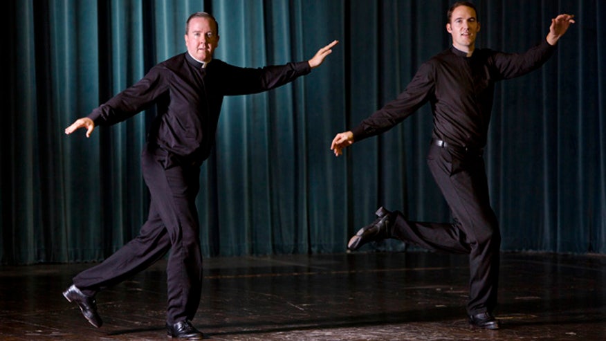 italy-dancing-priests.jpg (876×493)