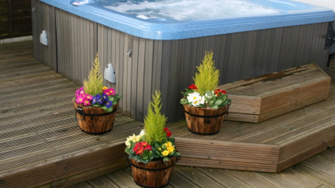 Zillow_Hot-tub-on-deck.jpg