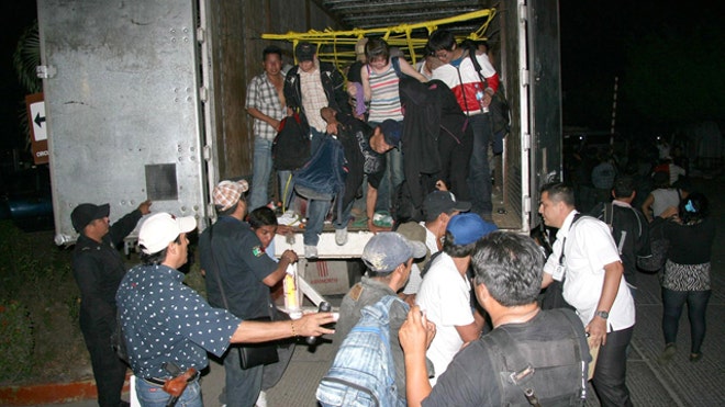 Trucks with 513 illegal immigrants found