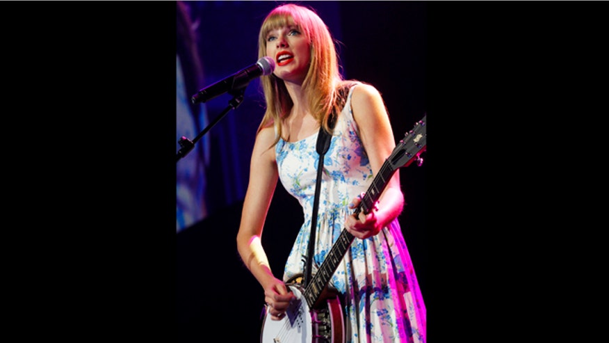 RTR32YNC_tswift660.jpg