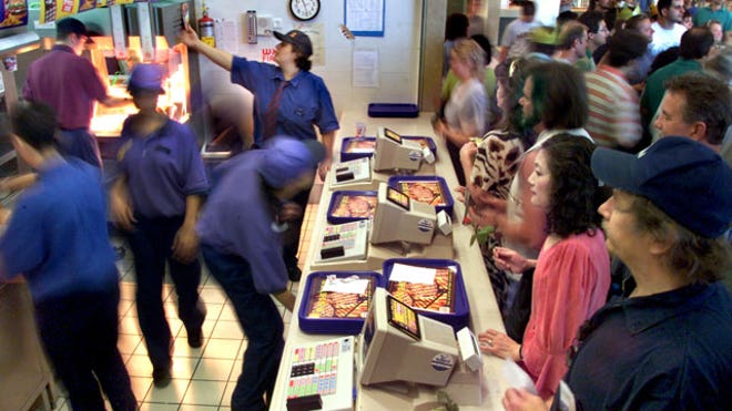 Fast-Food-Restaurant-Busy