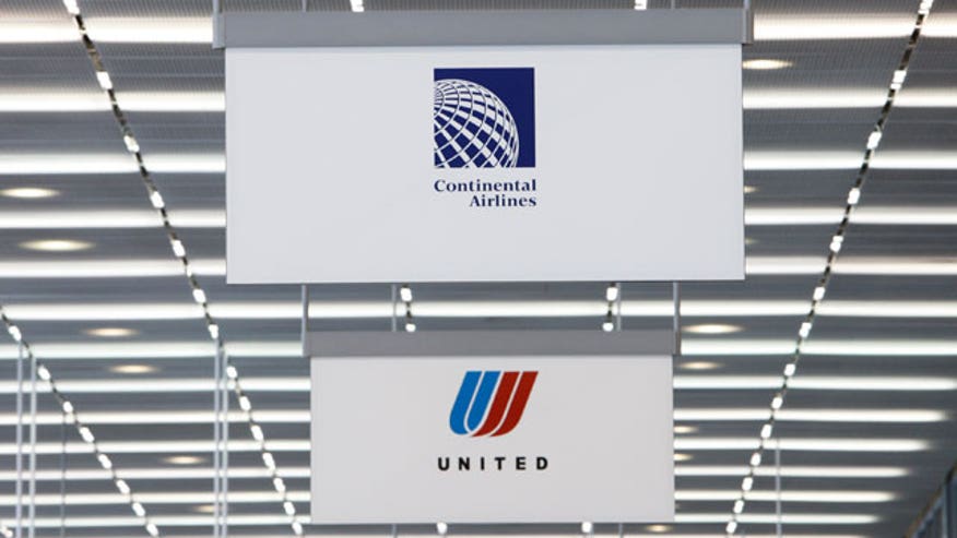 Continental-Airlines-Sign-Next-to-United-Airlines
