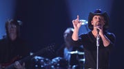 Tim McGraw will be saluting veterans in a big way while on tour this summer