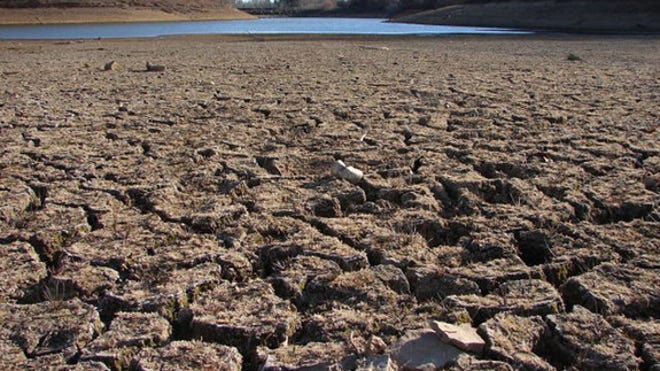 drought-lake-bed-110908