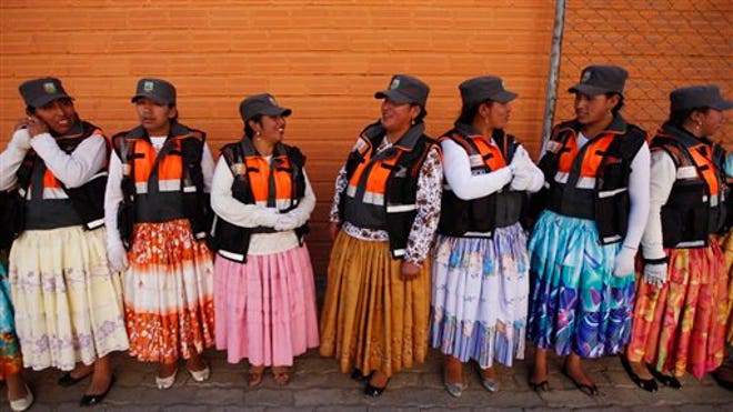http://a57.foxnews.com/global.fncstatic.com/static/managed/img/fn-latino/lifestyle/660/371/Bolivia%20Cholitas%208.jpg?ve=1&tl=1
