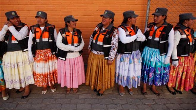 http://a57.foxnews.com/global.fncstatic.com/static/managed/img/fn-latino/lifestyle/660/371/Bolivia%20Cholitas%208.jpg?ve=1&tl=1