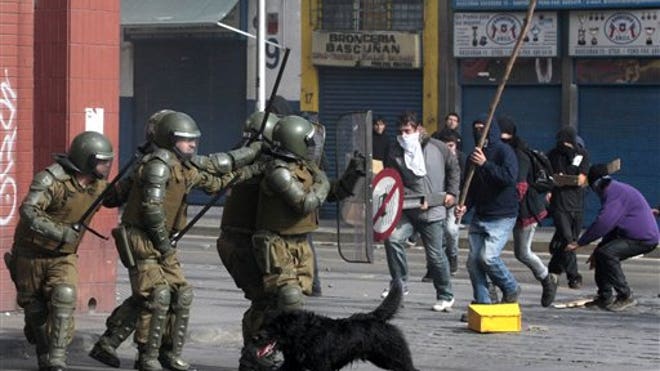 ΦΩΤΟ: Σκύλοι και διαδηλωτές μαζί στην Χιλή..