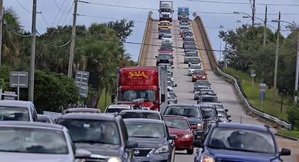 Hundreds of thousands flee coast to escape Matthew's fury