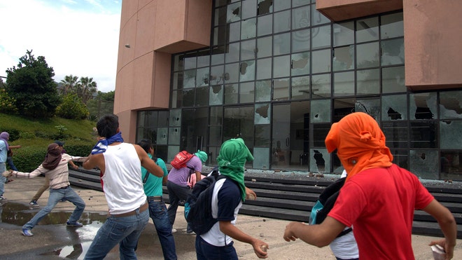 Student protests in central Mexico leave 43 missing, 6 dead and 22 cops arrested Guerrero%20Violence%20Latino%201