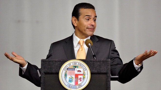 http://a57.foxnews.com/global.fncstatic.com/static/managed/img/fn-latino/politics/660/371/Mayor%20Antonio%20Villaraigosa.jpg?ve=1