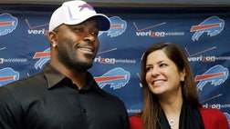  An initial attempt to settle a lawsuit between Buffalo Bills defensive end Mario Williams and his former fiancee over the possession of a $, diamond engagement ring has failed.