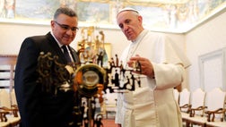  El Salvador's president gave Pope Francis a relic of assassinated Archbishop Oscar Romero on Thursday amid mounting indications that the Vatican might soon move to beatify him.