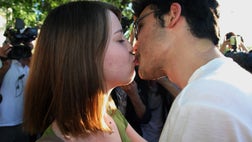  Dozens of couples have locked lips at a subway stop in Turkey's capital, Ankara, to protest subway authorities' admonishment of a couple that kissed in public.