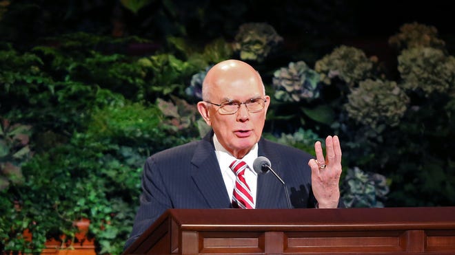 Elder Dallin H. Oaks habla a los miembros de la Iglesia de Jesucristo de los Santos de los Últimos Días, en la última jornada de la Conferencia General.