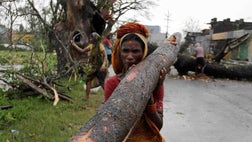  An immense, powerful cyclone that lashed the Indian coast, forcing , people to evacuate and causing widespread damage, weakened Sunday after making landfall.