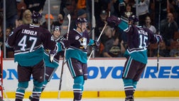  Corey Perry scored two goals, Jonas Hiller made  saves, and the Anaheim Ducks beat Bobby Ryan and the Ottawa Senators - Sunday night for their fourth straight victory.