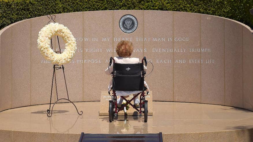 Nancy Reagan Visits Grave Of Ronald Reagan On 10th Anniversary Of ...