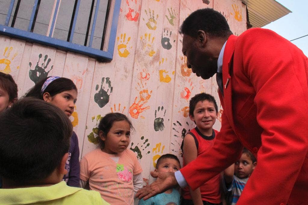 On visit to Chile, Pele says he has fully recovered from his hospitalization in health scare