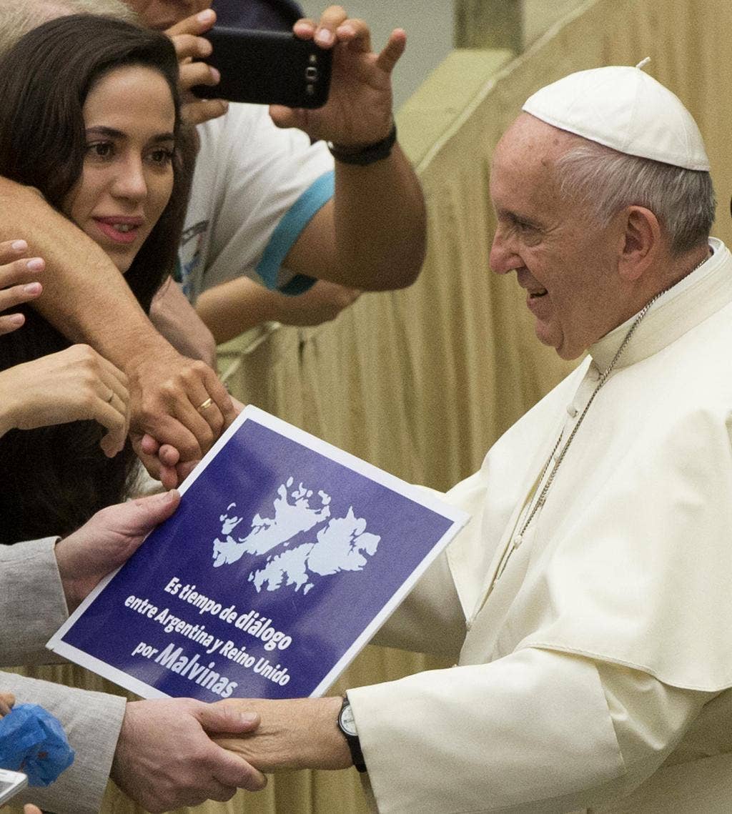 Pope Francis makes news in Argentina by holding sign advocating for dialogue on Falklands