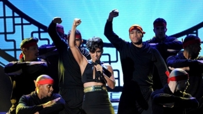 Alicia-Keys-The-X-Factor-Girl-On-Fire-400x300