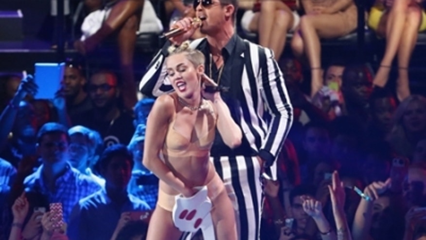 Miley-Cyrus-Robin-Thicke-VMAs-400x300