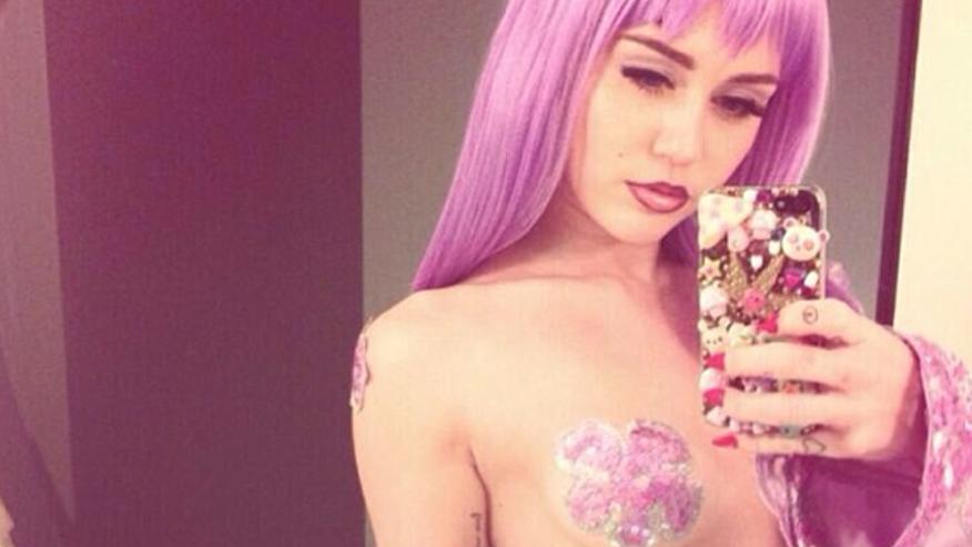 Miley-Cyrus-as-Lil-Kim-567x450