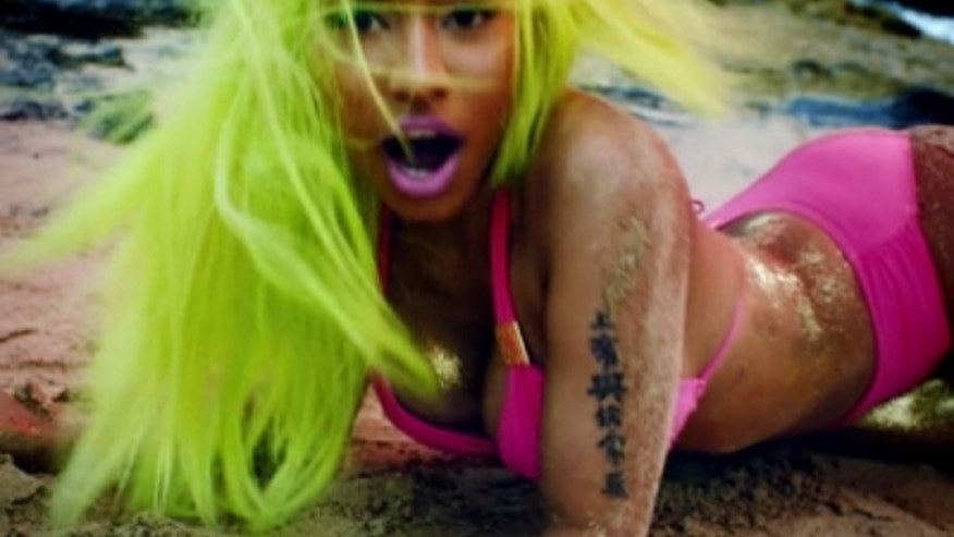Nicki-Minaj-Starships-7-400x300