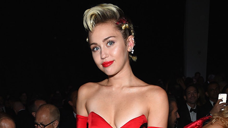 640_miley_cyrus_GettyImages-477361074
