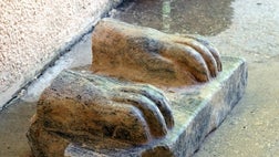 >Archaeologists digging in Israel say they have made an unexpected find: the feet of an Egyptian sphinx linked to a pyramid-building pharaoh.