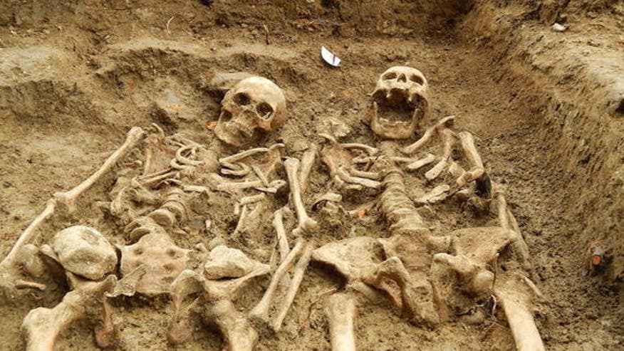 skeletons-holding-hands