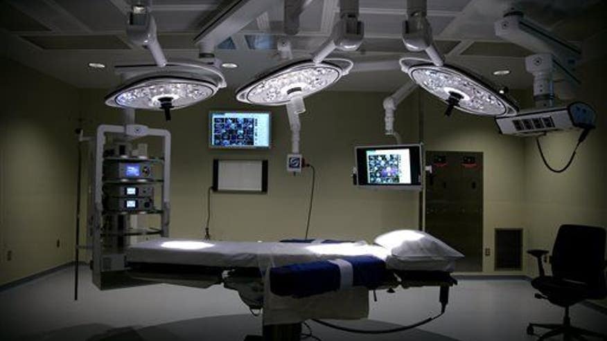 To keep her voice, patient sings her way through throat surgery