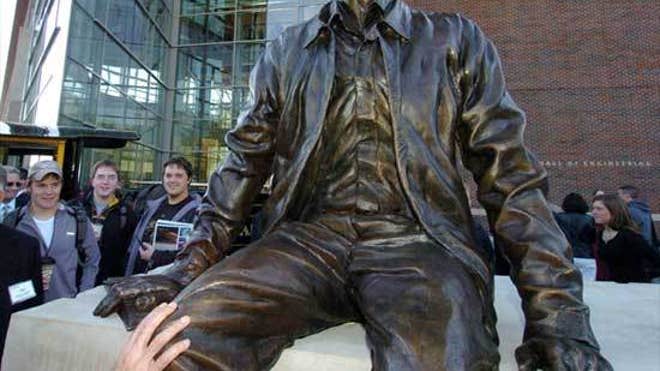 081101-armstrong-statue-02