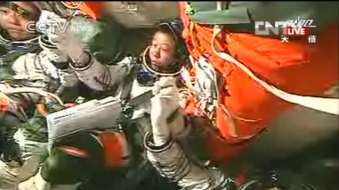 china-shenzhou9-manual-docking-astronauts