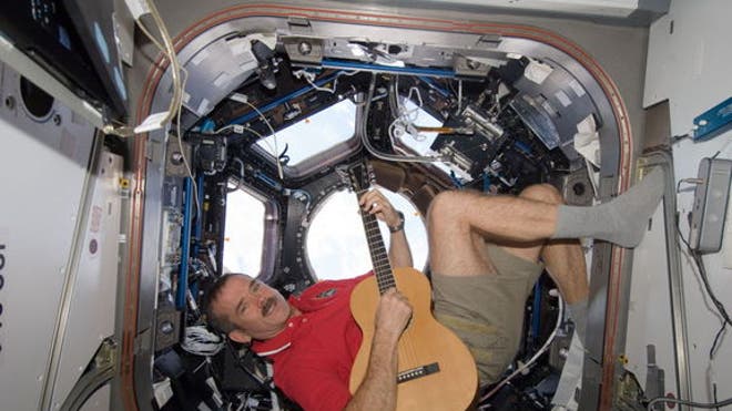 hadfield-guitar-iss