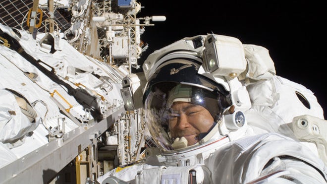 iss-spacewalk-hoshide-arm