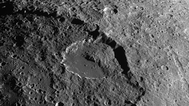 landslide-iapetus-crater