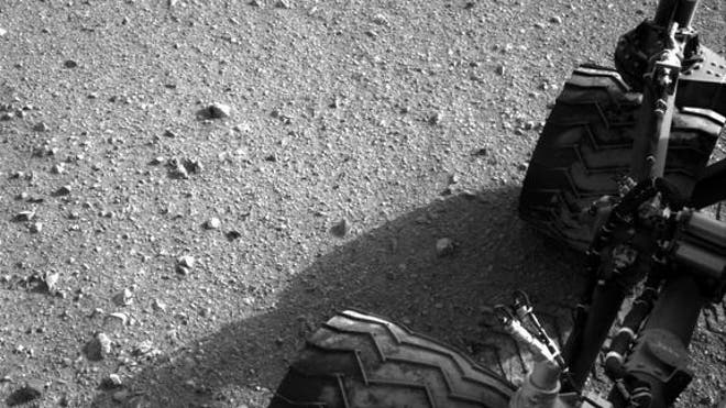 mars-rover-curiosity-wheels-dirt
