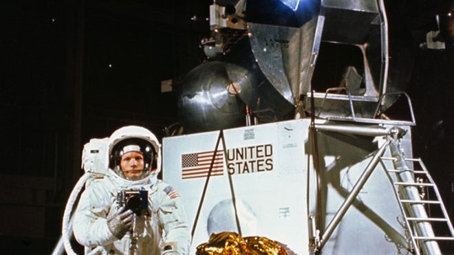neil-armstrong-apollo-11-moonwalk-training