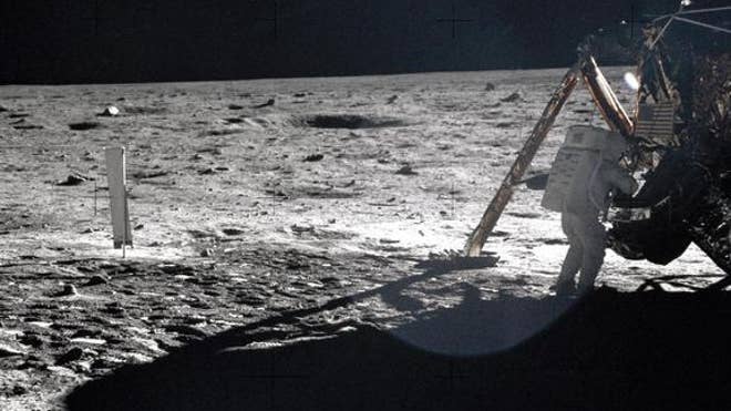 neil-armstrong-apollo-11-moonwalk