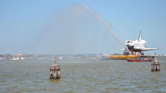 space-shuttle-replica-houston-barge-arrival-boats