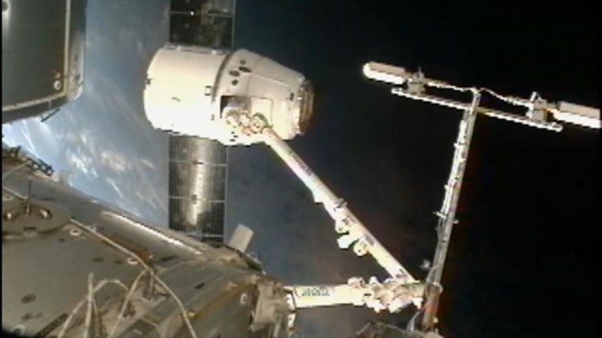 spacex-dragon-station-capture-blue