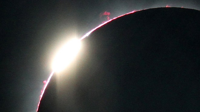 total-solar-eclipse-2010-2nd-diamond-ring-closeup