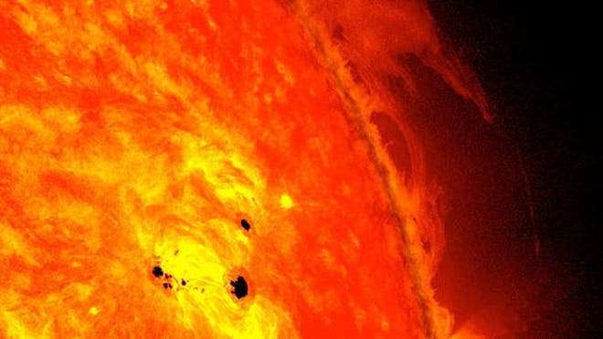 La NASA advierte que "algo inesperado" sucede en el Sol   Two-sunspots-february-2013