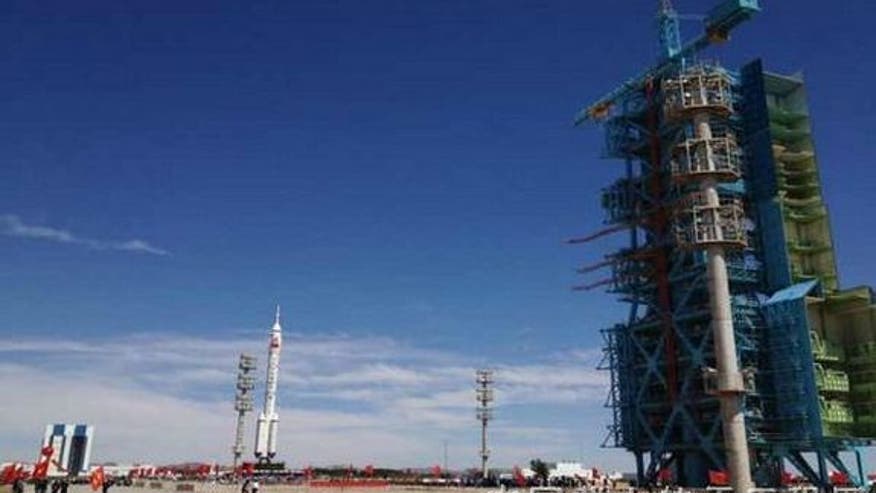 china-shenzhou-9-rocket-rollout