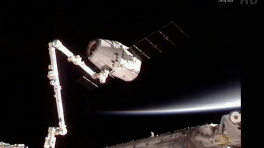 dragon-canadarm2-earth-limb