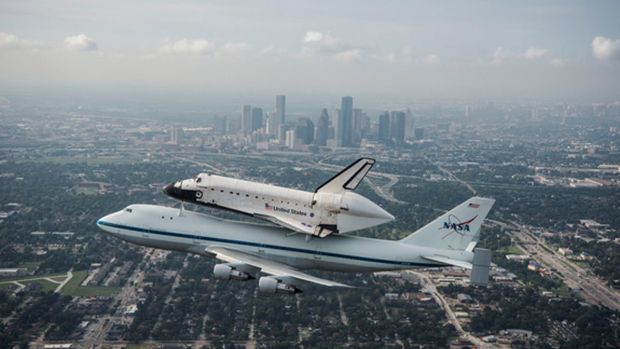 space-shuttle-endeavour-over-houston