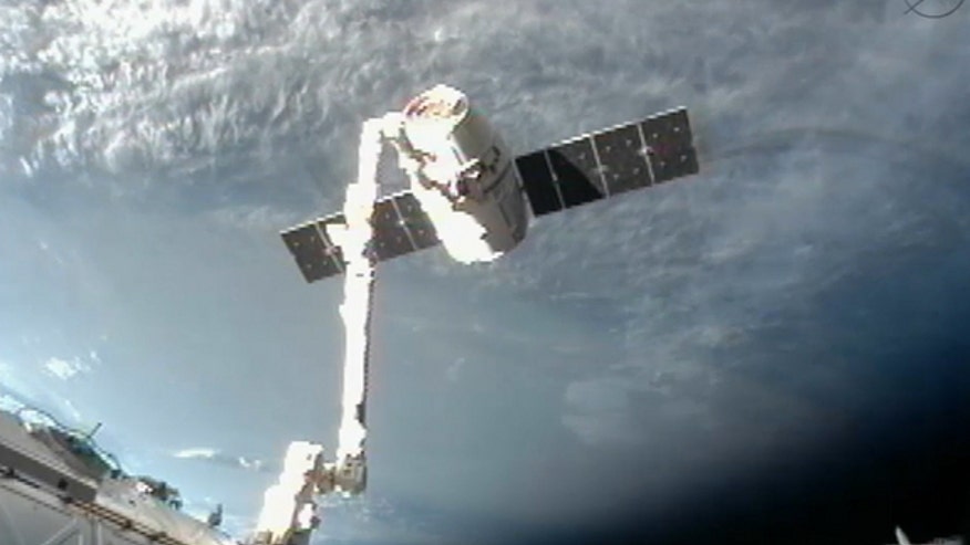 spacex-dragon-capsule-undocking