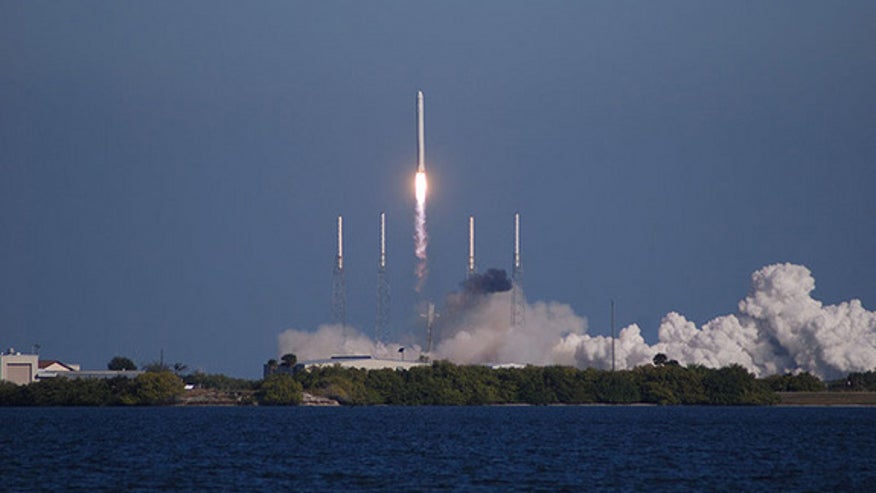 spacex-dragon-first-launch-101208-02