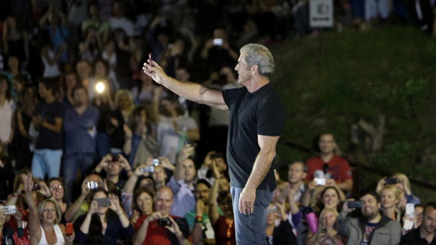 mel-gibson-kv-outdoor-screening1